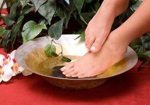 Badezimmer mit Heimseife gegen den Fußpilz des Fußes